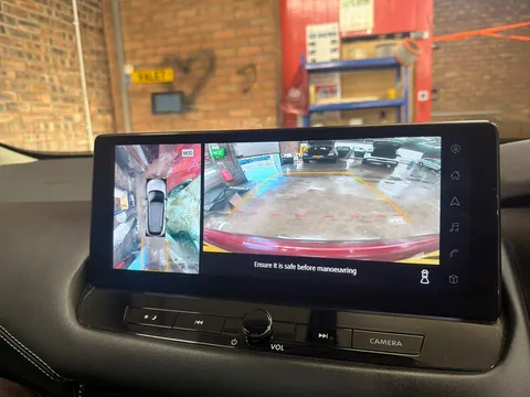 YC72VFE Nissan Qashqai 1.3 DiG-T MH N-Connecta [Glass Roof] 5dr Thumbnail #14