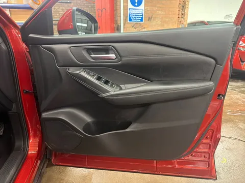 YC72VFE Nissan Qashqai 1.3 DiG-T MH N-Connecta [Glass Roof] 5dr Thumbnail #17