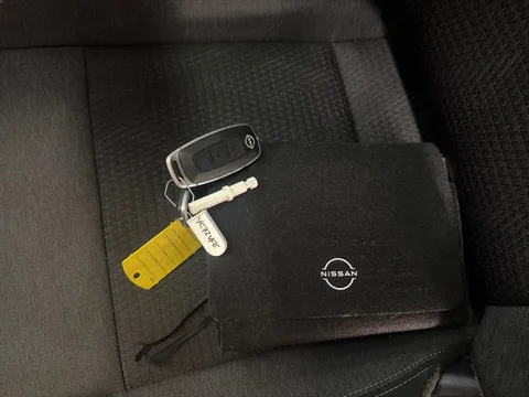 YC72VFE Nissan Qashqai 1.3 DiG-T MH N-Connecta [Glass Roof] 5dr Thumbnail #20