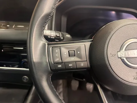 YC72VFE Nissan Qashqai 1.3 DiG-T MH N-Connecta [Glass Roof] 5dr Thumbnail #25