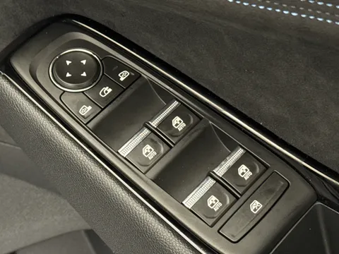 DU25VVJ Renault Austral E-Tech FHEV Iconic Esprit Alpine 5dr Auto Thumbnail #18