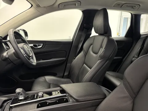 NK71LKO Volvo XC60 2.0 B5P Momentum 5dr Geartronic Thumbnail #10