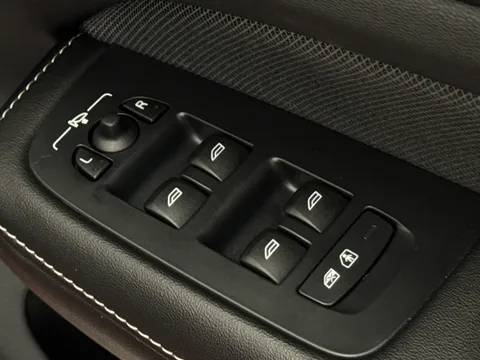 YL72ZKU Volvo S60 2.0 B5P Plus Dark 4dr Auto Thumbnail #21