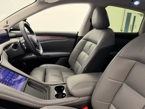 DY75YHG Mg Motor Uk Im6 553kW Launch Edition 100kWh 5dr AWD Auto Thumbnail #12