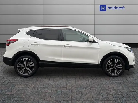 DL68SKK Nissan Qashqai 1.5 dCi 115 N-Connecta 5dr [Glass Roof Pack] Thumbnail #3