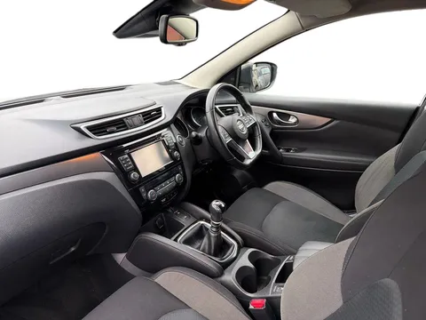 DL68SKK Nissan Qashqai 1.5 dCi 115 N-Connecta 5dr [Glass Roof Pack] Thumbnail #11