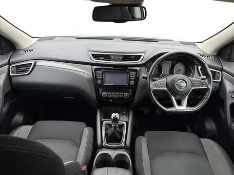 DL68SKK Nissan Qashqai 1.5 dCi 115 N-Connecta 5dr [Glass Roof Pack] Thumbnail #12