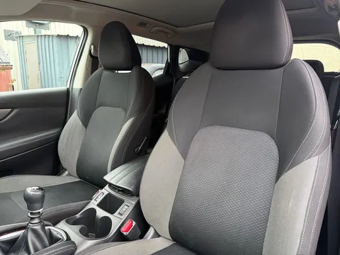 DL68SKK Nissan Qashqai 1.5 dCi 115 N-Connecta 5dr [Glass Roof Pack] Thumbnail #17