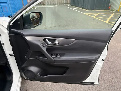 DL68SKK Nissan Qashqai 1.5 dCi 115 N-Connecta 5dr [Glass Roof Pack] Thumbnail #18