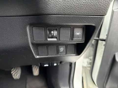 DL68SKK Nissan Qashqai 1.5 dCi 115 N-Connecta 5dr [Glass Roof Pack] Thumbnail #23