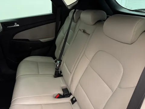 AR19CVX Hyundai Tucson 1.6 CRDi Premium 5dr 2WD Thumbnail #12