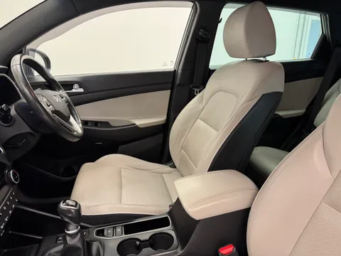 AR19CVX Hyundai Tucson 1.6 CRDi Premium 5dr 2WD Thumbnail #14