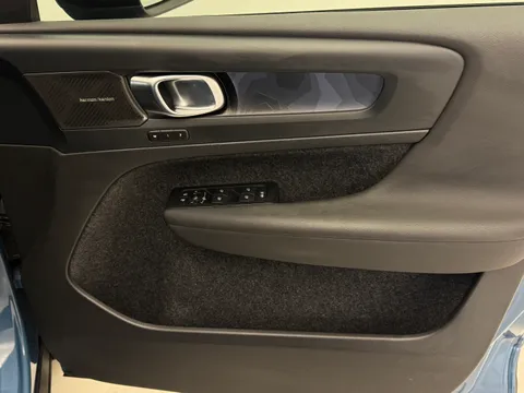 SF72YCJ Volvo XC40 1.5 T5 Recharge PHEV Ultimate Dark 5dr Auto Thumbnail #28