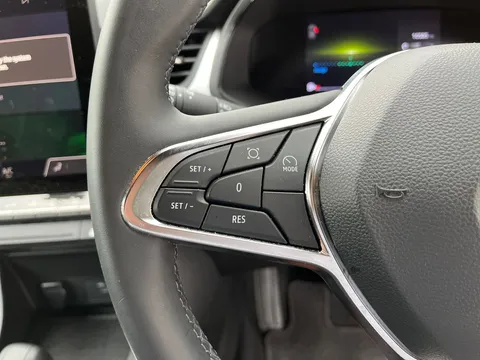 BD74XZZ Renault Captur 1.6 E-Tech Full Hybrid 145 Evolution 5dr Auto Thumbnail #10