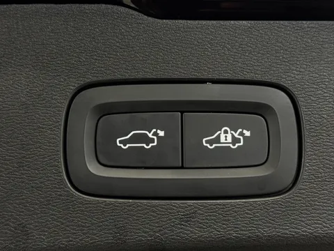 RF74AZW Volvo V60 2.0 B4P Ultra Dark 5dr Auto Thumbnail #32