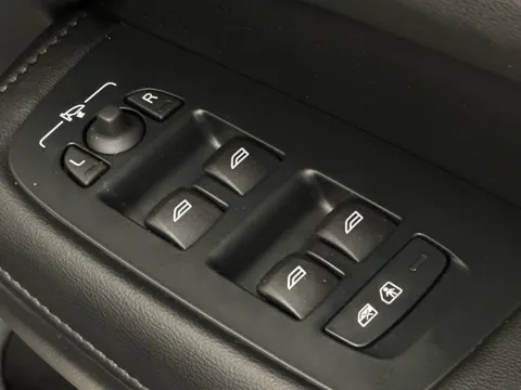 RF74AZW Volvo V60 2.0 B4P Ultra Dark 5dr Auto Thumbnail #19