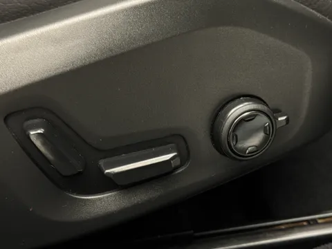 RF74AZW Volvo V60 2.0 B4P Ultra Dark 5dr Auto Thumbnail #20