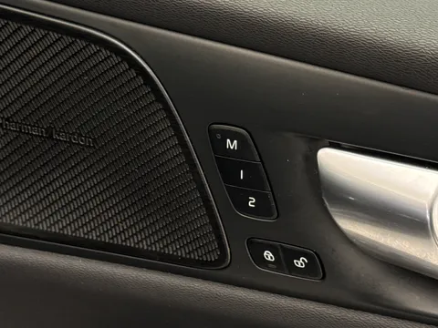 RF74AZW Volvo V60 2.0 B4P Ultra Dark 5dr Auto Thumbnail #21