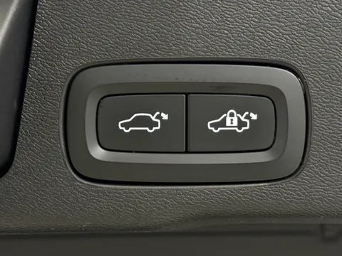 DP72HHC Volvo XC60 2.0 B5P Ultimate Dark 5dr AWD Geartronic Thumbnail #41