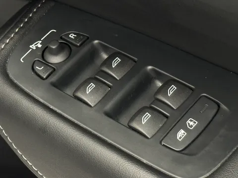 DP72HHC Volvo XC60 2.0 B5P Ultimate Dark 5dr AWD Geartronic Thumbnail #28