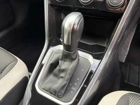 DV71XTC Volkswagen T-Roc 1.5 TSI EVO SEL 5dr DSG Thumbnail #13