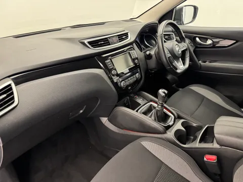 14 of 35 for Nissan Qashqai 1.3 DiG-T Acenta Premium 5dr