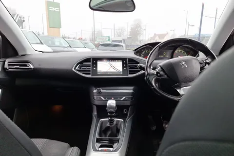 KJ19DXS Peugeot 308 1.2 PureTech 130 Allure 5dr Thumbnail #4
