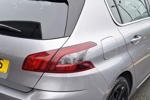 KJ19DXS Peugeot 308 1.2 PureTech 130 Allure 5dr Thumbnail #18