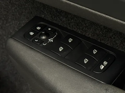 CF72EWG Volvo XC40 2.0 B4P Ultimate Dark 5dr Auto Thumbnail #19