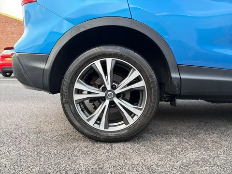 8 of 25 for Nissan Qashqai 1.2 DiG-T N-Connecta 5dr