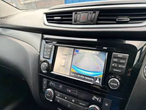 14 of 25 for Nissan Qashqai 1.2 DiG-T N-Connecta 5dr