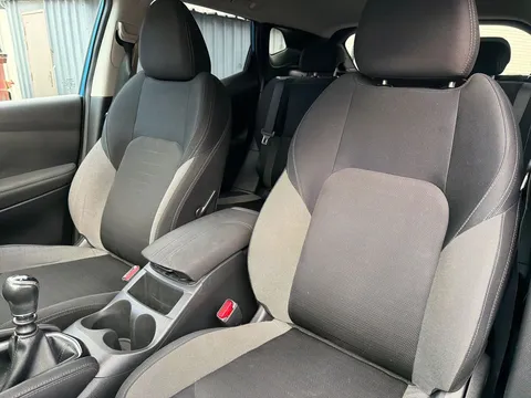 16 of 25 for Nissan Qashqai 1.2 DiG-T N-Connecta 5dr