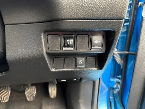 22 of 25 for Nissan Qashqai 1.2 DiG-T N-Connecta 5dr