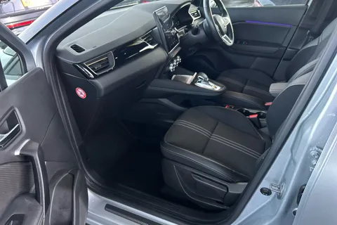 BL73HCA Renault Captur 1.6 E-Tech full hybrid 145 Engineered 5dr Auto Thumbnail #28