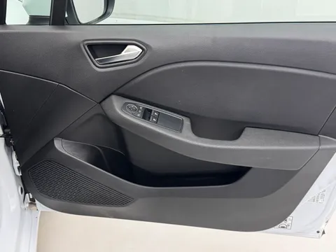 LM70UAP Renault Clio 1.0 TCe 100 Iconic 5dr Auto Thumbnail #17