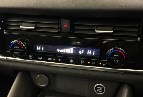 YB22MDX Nissan Qashqai 1.3 DiG-T MH N-Connecta [Glass Roof] 5dr Thumbnail #26