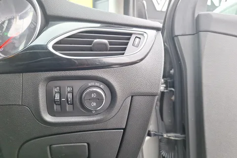 VU68DHE Vauxhall Astra 1.6T 16V 200 Elite Nav 5dr Thumbnail #41