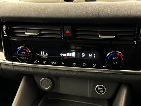 SJ72UEO Nissan Qashqai 1.3 DiG-T MH 158 N-Connecta 5dr Thumbnail #30