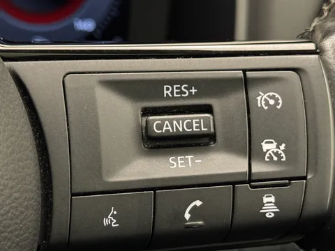 DY72ZRG Nissan Qashqai 1.3 DiG-T MH N-Connecta [Glass Roof] 5dr Thumbnail #25