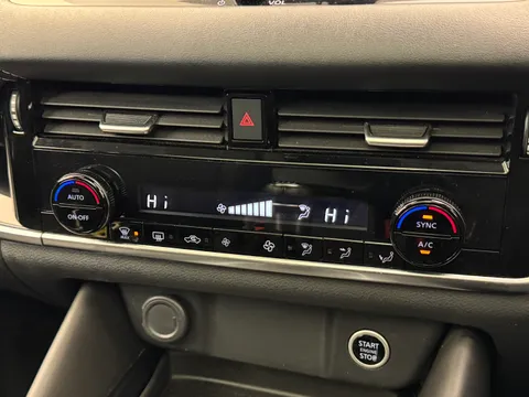 DY72ZRG Nissan Qashqai 1.3 DiG-T MH N-Connecta [Glass Roof] 5dr Thumbnail #29