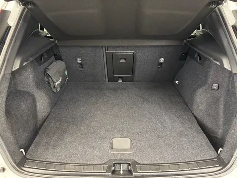 K10EEY Volvo XC40 2.0 B5P R DESIGN Pro 5dr AWD Auto Thumbnail #28