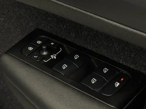 K10EEY Volvo XC40 2.0 B5P R DESIGN Pro 5dr AWD Auto Thumbnail #19