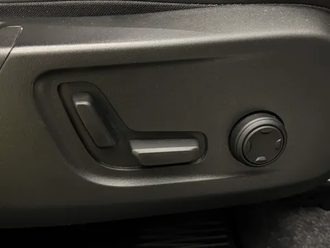 K10EEY Volvo XC40 2.0 B5P R DESIGN Pro 5dr AWD Auto Thumbnail #20