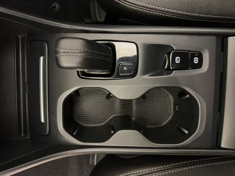 DV19DXA Volvo XC40 2.0 D3 Momentum 5dr Geartronic Thumbnail #15