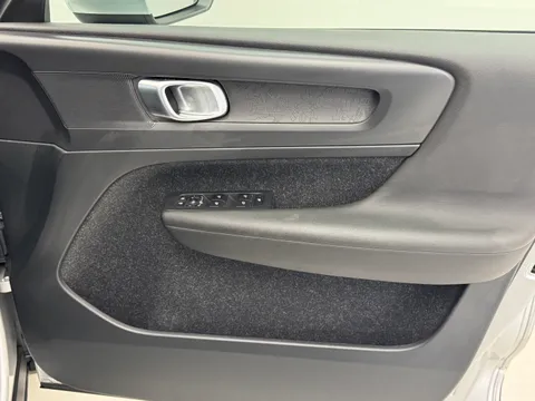 DV19DXA Volvo XC40 2.0 D3 Momentum 5dr Geartronic Thumbnail #20