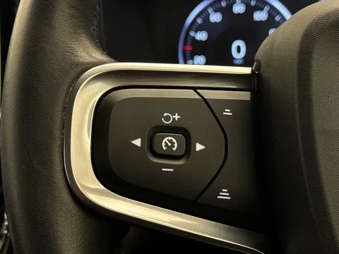 DV19DXA Volvo XC40 2.0 D3 Momentum 5dr Geartronic Thumbnail #23