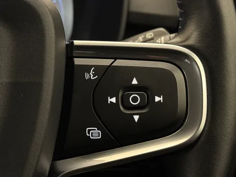 DV19DXA Volvo XC40 2.0 D3 Momentum 5dr Geartronic Thumbnail #24