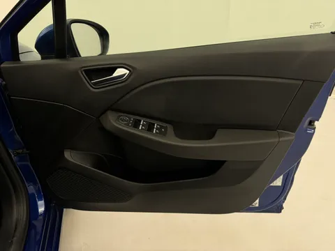 SB71HAE Renault Clio 1.0 TCe 90 Iconic 5dr Thumbnail #8