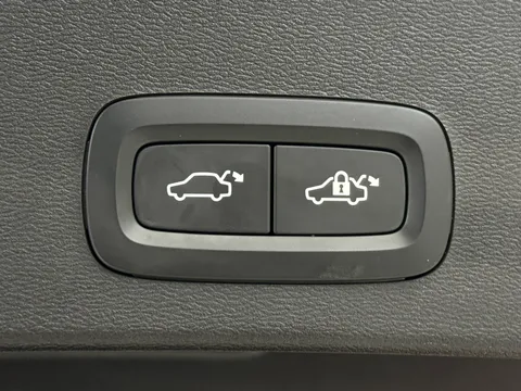 SD25YDX Volvo XC40 2.0 B3P Plus Dark 5dr Auto Thumbnail #11