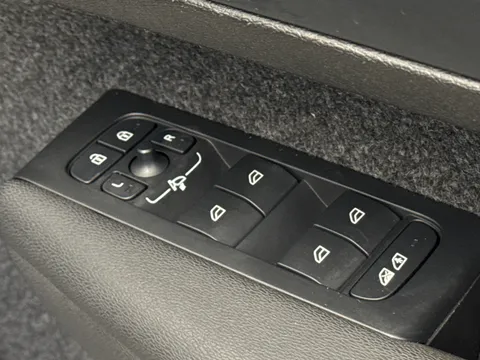 SD25YDX Volvo XC40 2.0 B3P Plus Dark 5dr Auto Thumbnail #26